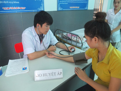 Tổ chức khám sức khoẻ cho học sinh-sinh viên mới nhập trường.